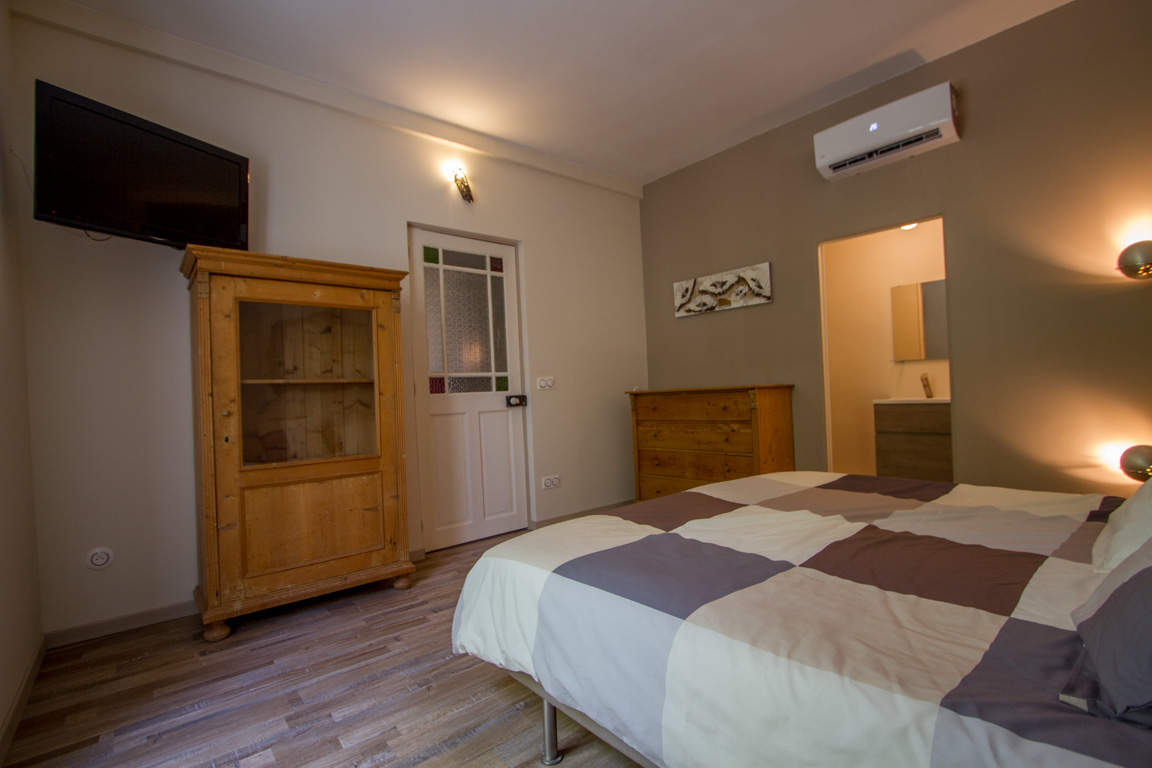 Chambre confortable avec lit double dans notre gîte à L'Isle-sur-la-Sorgue