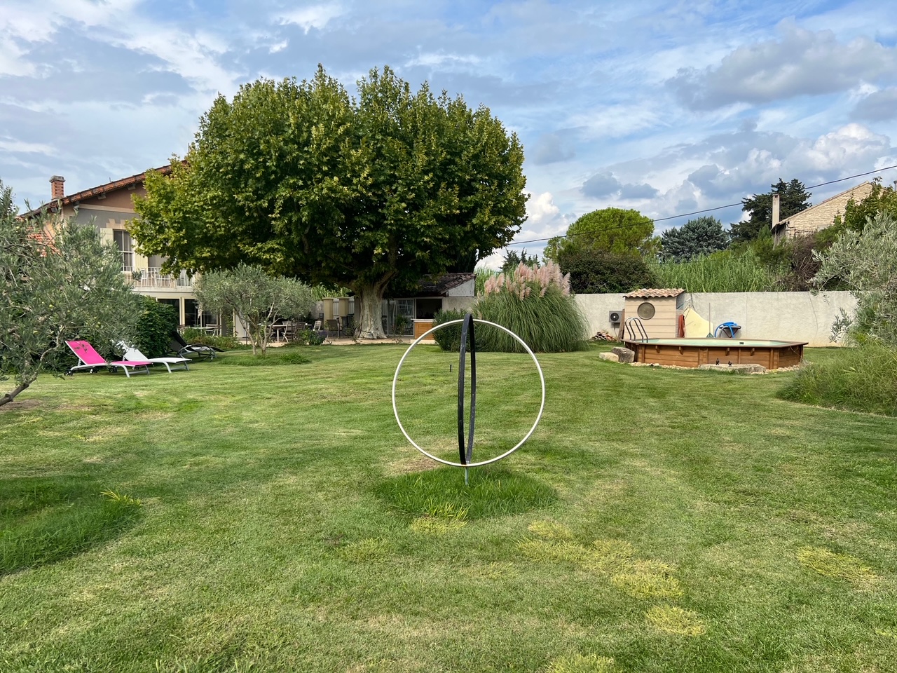 Jardin avec décoration artistique