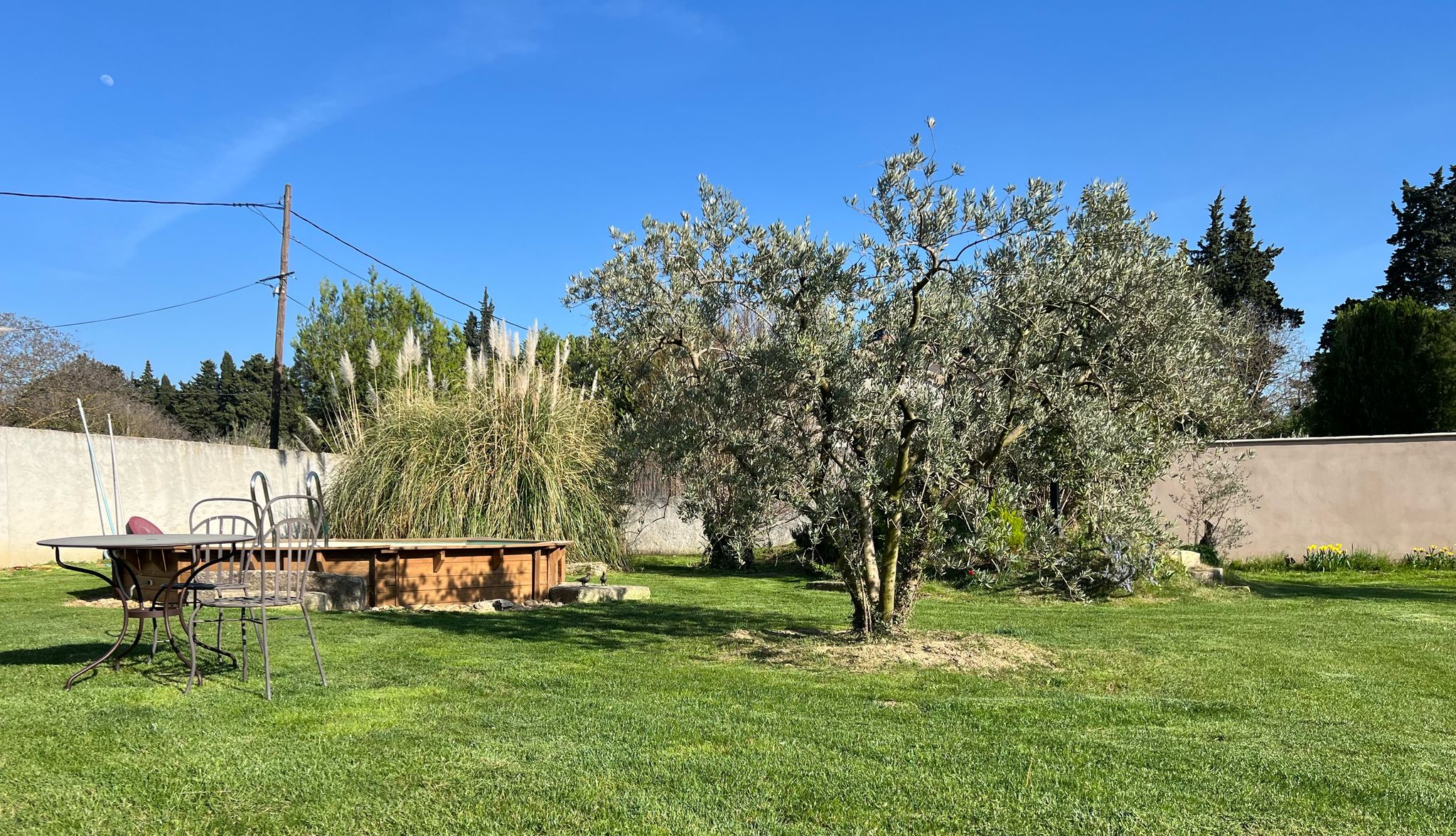 Extérieur fleuri du gîte