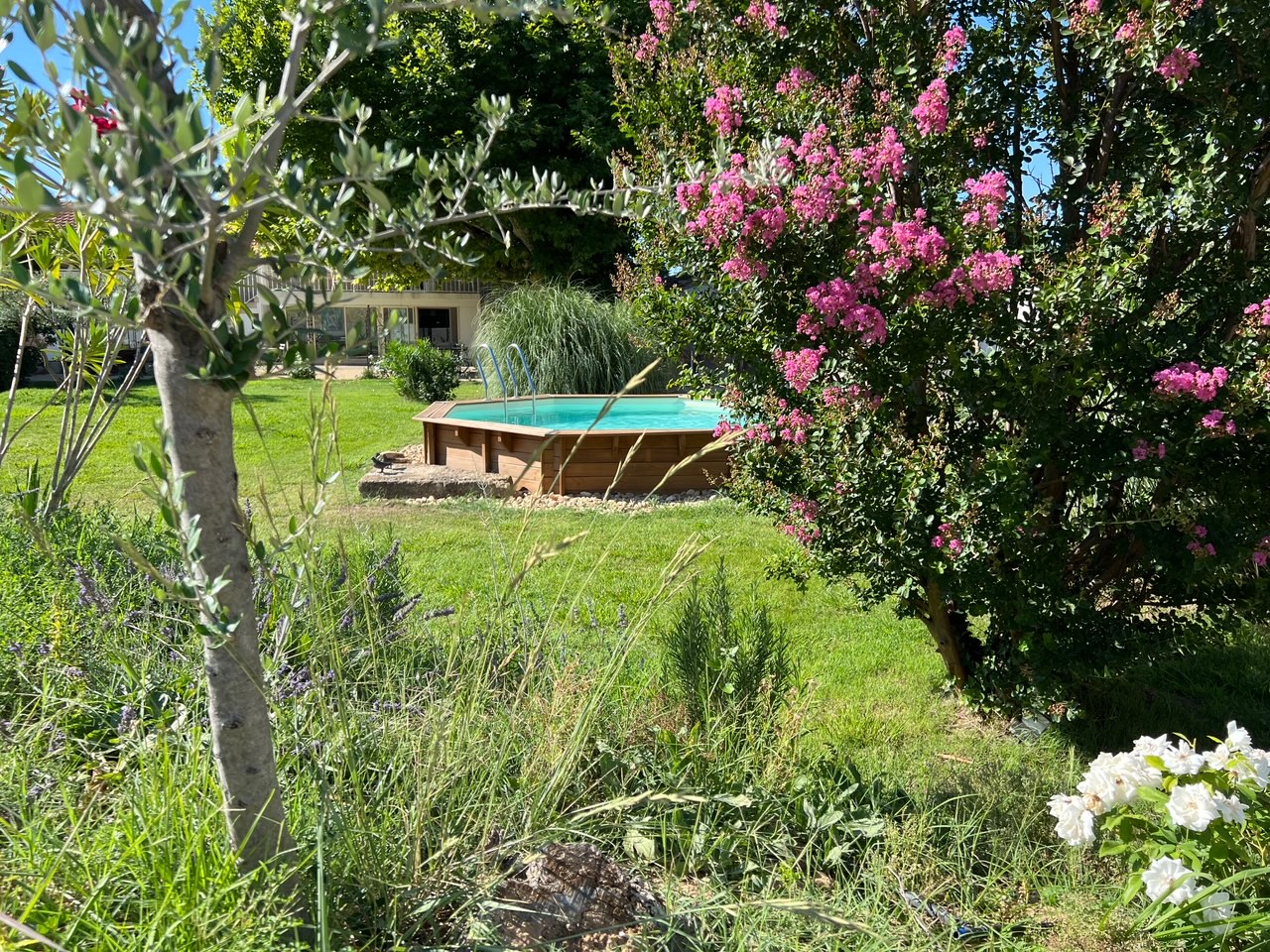 Piscine extérieure du gîte Au Petit Bonheur