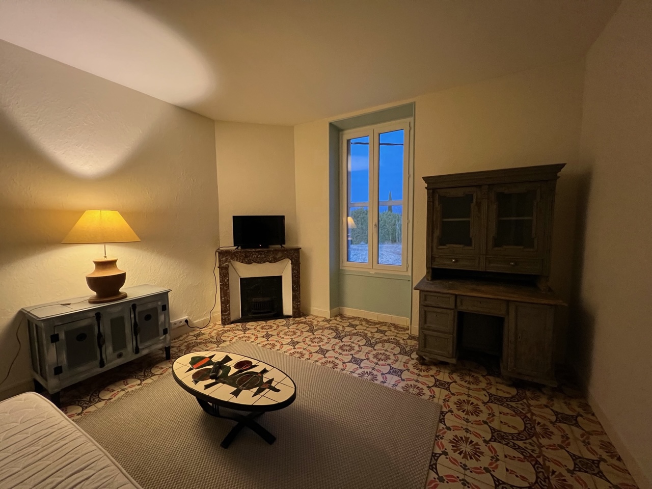 Salon lumineux avec banquette convertible dans notre location de vacances